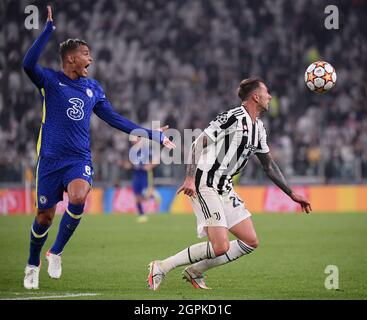 Turin, Italie. 29 septembre 2021. Federico Bernardeschi (R) du FC Juventus rivalise avec Thiago Silva de Chelsea lors du match H du groupe de la Ligue des champions de l'UEFA entre le FC Juventus et Chelsea à Turin, en Italie, le 29 septembre 2021. Credit: Federico Tardito/Xinhua/Alamy Live News Banque D'Images