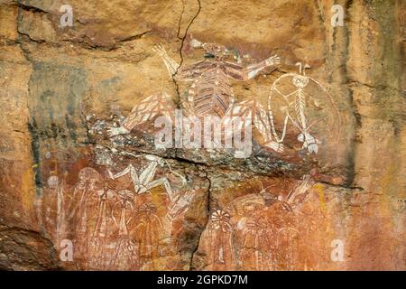 Peintures aborigènes d'art rupestre et grotte dans le parc national de Kakadu, territoire du Nord, Australie. Banque D'Images