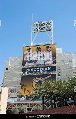 Grand panneau à l'extérieur du parc Petco avec les joueurs de star de San Diego Padre Manny Machado, Fernando Tetis Jr., et Eric Hosmer à San Diego, CA Banque D'Images
