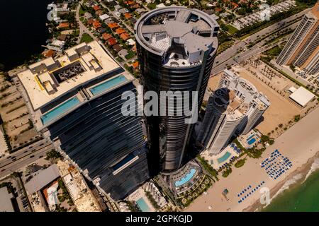 Sunny Isles Beach, FL, Etats-Unis - 26 septembre 2021 : photo aérienne des résidences Turnberry Ocean Club et de la Porsche Design Tower Banque D'Images