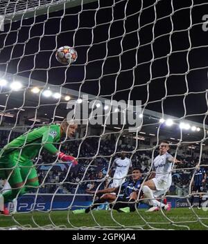 Bergame, Italie. 29 septembre 2021. Matteo Pessina (3e R) d'Atalanta lors du match F du groupe de la Ligue des champions de l'UEFA entre Atalanta et les jeunes garçons à Bergame, Italie, le 29 septembre 2021. Crédit: Alberto Lingria/Xinhua/Alay Live News Banque D'Images