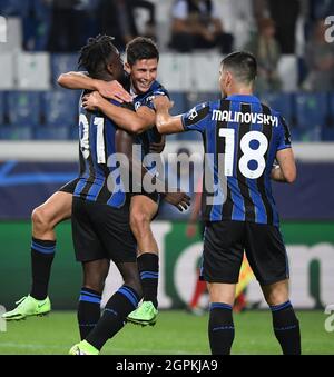 Bergame, Italie. 29 septembre 2021. Matteo Pessina (C) d'Atalanta célèbre son but avec ses coéquipiers lors du match F du groupe de la Ligue des champions de l'UEFA entre Atalanta et les jeunes garçons à Bergame, en Italie, le 29 septembre 2021. Crédit: Alberto Lingria/Xinhua/Alay Live News Banque D'Images