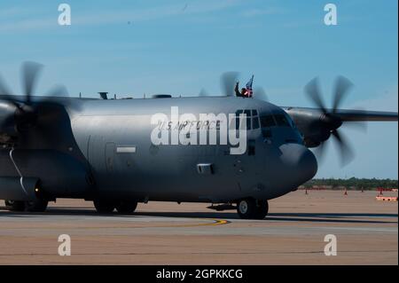 Un taxi C-130J Super Hercules sur la ligne de vol après le retour du 317e Airlift Wing d'un déploiement à la base aérienne de Dyess, Texas, le 26 septembre 2021. L'avion C-130J est capable de transporter 92 troupes au sol, 64 parachutistes entièrement équipés ou 74 patients de litière. Il peut également transporter 45,000 livres de cargaison. (É.-U. Photo de la Force aérienne par le premier Airman Reilly McGuire) Banque D'Images