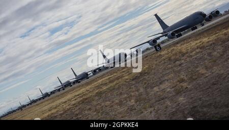 Une rangée de taxis KC-135 Stratotankers sur la ligne aérienne de la base aérienne de Fairchild, Washington, le 29 septembre 2021. Après le taxi, 20 avions ont pris la ligne aérienne, ce qui a permis de présenter l'état de préparation des équipages de Fairchild et de la flotte d'aéronefs. (É.-U. Photo de la Force aérienne par le sergent d'état-major. Dustin Mullen) Banque D'Images