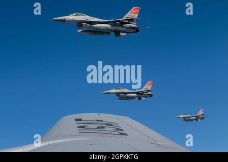 Trois forces aériennes égyptiennes F-16 combattant les Falcons volent en formation pendant Bright Star 21, au-dessus du nord de l'Égypte, le 16 septembre 2021. La 93e EARS a soutenu le ravitaillement en vol pendant Bright Star pour assurer la participation des avions F-15E Strike Eagle de la U.S. Air Force affectés à la 332e Escadre expéditionnaire aérienne et fournir des possibilités de qualification d'entraînement pour 12 pilotes F-16 de la Force aérienne égyptienne de combat Falcon. Bright Star 21 a eu lieu du 2 au 16 septembre 2021 et comprenait trois événements principaux : un exercice de poste de commandement, un exercice d'entraînement sur le terrain et un séminaire de hauts dirigeants. Bright Star s'appuie sur la stratégie Banque D'Images