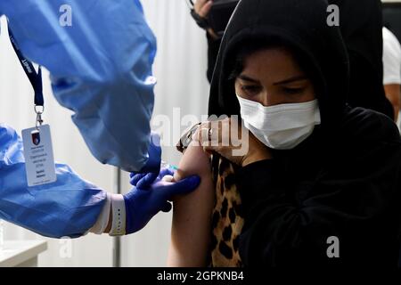 Sarajevo, Bosnie-Herzégovine. 29 septembre 2021. Le 29 septembre 2021, une femme migrante reçoit une dose du vaccin COVID-19 à Sarajevo, en Bosnie-Herzégovine. La vaccination des migrants a commencé mercredi à Sarajevo, avec un groupe de 58 migrants recevant une première dose du vaccin AstraZeneca COVID-19. Crédit: Nedim Grabovica/Xinhua/Alay Live News Banque D'Images