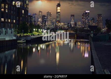 Gratte-ciel, tours dans le centre-ville de Brooklyn vus du canal de Gowanus pendant le coucher du soleil Banque D'Images