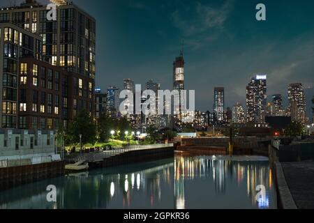 Gratte-ciel, tours dans le centre-ville de Brooklyn vus du canal de Gowanus pendant le coucher du soleil Banque D'Images