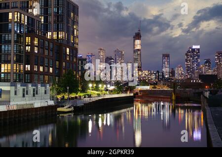 Gratte-ciel, tours dans le centre-ville de Brooklyn vus du canal de Gowanus pendant le coucher du soleil Banque D'Images