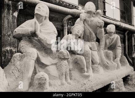 Sagrada Familia (façade de la Natiivité) : Groupe de l'adoration des bergers, 1980. AUTEUR: JOAQUIM ROS BOFARULL. Banque D'Images