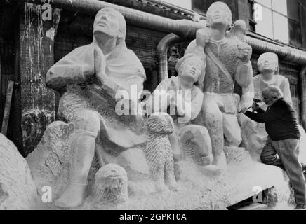 Sagrada Familia (façade de la Natiivité) : Groupe de l'adoration des bergers. AUTEUR: JOAQUIM ROS BOFARULL. Banque D'Images