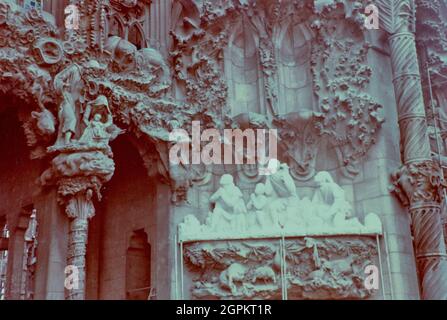 Sagrada Familia (façade de la Natiivité) : Groupe de l'adoration des bergers, 12-01-1981. AUTEUR: JOAQUIM ROS BOFARULL. Banque D'Images