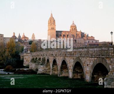 PUENTE ROMANO DE SALAMANCA SOBRE EL RIO TORMES. Emplacement : EXTÉRIEUR. SALAMANQUE. ESPAGNE. Banque D'Images