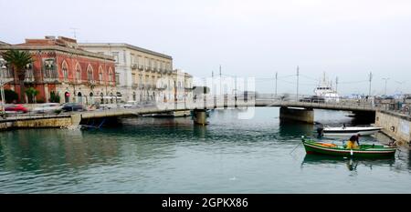 Beaux bâtiments le long du front de mer de l'île d'Ortygia à Syracuse, Sicile, Italie. Banque D'Images