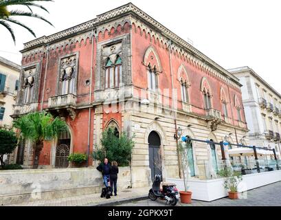 Beaux bâtiments le long du front de mer de l'île d'Ortygia à Syracuse, Sicile, Italie. Banque D'Images