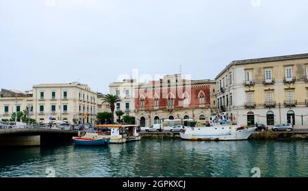 Beaux bâtiments le long du front de mer de l'île d'Ortygia à Syracuse, Sicile, Italie. Banque D'Images