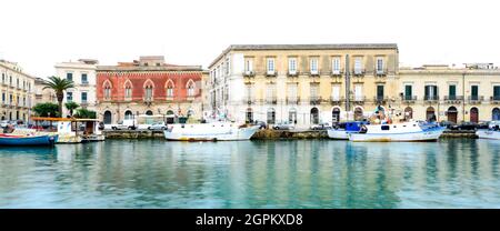 Beaux bâtiments le long du front de mer de l'île d'Ortygia à Syracuse, Sicile, Italie. Banque D'Images