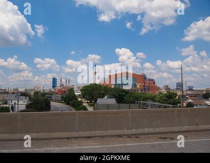 INDIANAPOLIS, INDIANA - 8 JUILLET 2018 : le stade Lucas Oil, stade de l'équipe de football des Indianapolis Colts, entouré du centre-ville d'Indianapolis, est vu f Banque D'Images