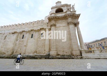 Cathédrale de Syracuse sur la Piazza Duomo, île d'Ortygia, Syracuse, Sicile, Italie. Banque D'Images