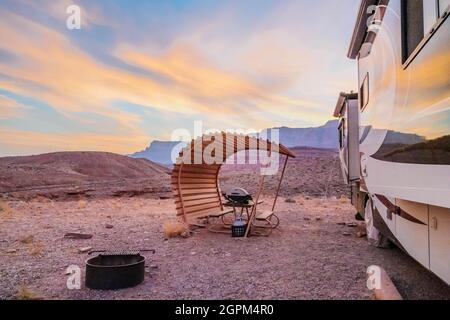 Glen Canyon NR, AZ, États-Unis - 2 octobre 2020 : profiter de la vue captivée de notre camping-car Banque D'Images