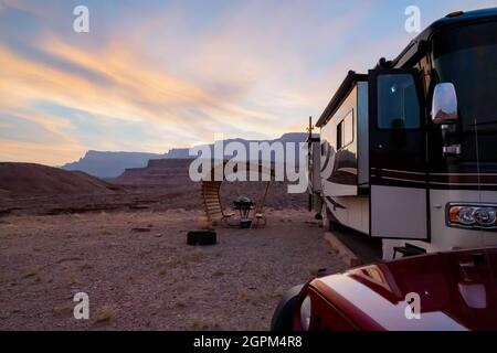 Glen Canyon NR, AZ, États-Unis - 2 octobre 2020 : profiter de la vue captivée de notre camping-car Banque D'Images