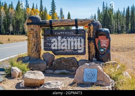 Parc national du Grand Canyon, Arizona, États-Unis - 2 octobre 2020 : panneau accueillant au point d'entrée du parc de la réserve Banque D'Images