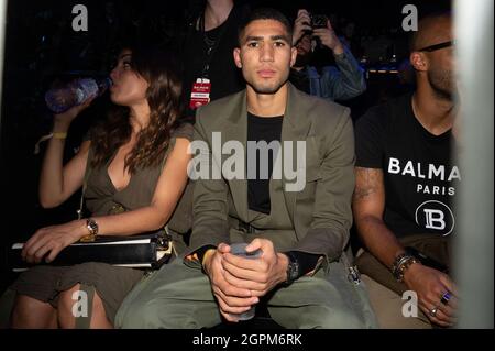 Achraf Hakimi et Hiba Abouk assistent au Balmain Festival dans le cadre de la semaine de la mode de Paris vêtements pour femmes Printemps/été 2022 à la Seine musicale le 29 septembre 2021 à Boulogne-Billancourt, nar Paris, France. Photo de Laurent Zabulon/ABACAPRESS.COM Banque D'Images