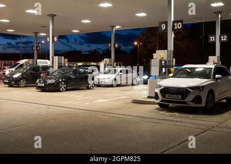 Apsley, Hertfordshire, Royaume-Uni. 29 septembre 2021. Les automobilistes soulagés de pouvoir se remplir à la station de remplissage de Sainsbury’s Apsley. Les anciens automobilistes avaient mis la file d'attente pendant un certain temps avant qu'un camion-citerne à carburant qui livait de l'essence sans plomb E10 ait fini de distribuer sa charge. De nombreuses stations-service de Hertfordshire et des comtés environnants ont été fermées. Au moment où les automobilistes pouvaient acheter du carburant, c'était le crépuscule. Crédit : Stephen Bell/Alay Banque D'Images