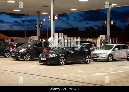 Apsley, Hertfordshire, Royaume-Uni. 29 septembre 2021. Les automobilistes soulagés de pouvoir se remplir à la station de remplissage de Sainsbury’s Apsley. Les anciens automobilistes avaient mis la file d'attente pendant un certain temps avant qu'un camion-citerne à carburant qui livait de l'essence sans plomb E10 ait fini de distribuer sa charge. De nombreuses stations-service de Hertfordshire et des comtés environnants ont été fermées. Au moment où les automobilistes pouvaient acheter du carburant, c'était le crépuscule. Crédit : Stephen Bell/Alay Banque D'Images