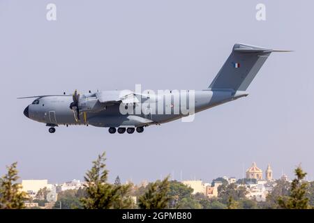 Airbus A400M-180 de la Force aérienne française (REG: F-RBAN) en finale sur la piste 31. Banque D'Images