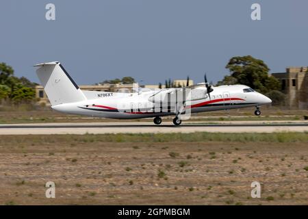 De Havilland Canada DHC-8-315 Dash 8 (REG: N706XT) sur son décollage de la piste 13. Banque D'Images