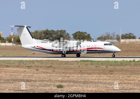 De Havilland Canada DHC-8-315 Dash 8 (REG: N706XT) sur son décollage de la piste 13. Banque D'Images