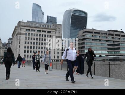 Photo du dossier datée du 07/09/20, de navetteurs traversant le London Bridge pendant l'heure de pointe en soirée. Les économistes ont mis en garde contre une augmentation probable du chômage due à de nouvelles licenciements, le programme de 70 milliards de livres sterling se terminant après avoir soutenu des millions de travailleurs britanniques au cours des 18 derniers mois. Date d'émission : jeudi 30 septembre 2021. Banque D'Images