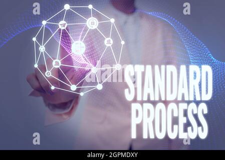 Affichage conceptuel processus standard. Les règles du salon professionnel doivent être mises en correspondance avec la qualité finale du produit Lady in Uniform Holding Tablet in Hand Banque D'Images