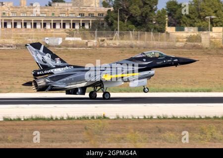 La Force aérienne belge General Dynamics (SABCA) F-16AM Fighting Falcon (REG: FA-101) débarquant après une certaine pratique sur la mer à la baie de Saint-Paul. Banque D'Images