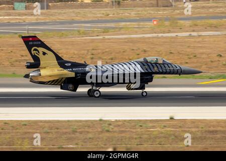 Turkish Air Force General Dynamics F-16C Fighting Falcon Solo Turk (REG: 88-0029) décollage pour une exposition d'entraînement. Banque D'Images