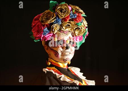 Personnes vêtues de costumes noirs folkloriques mexicains et très colorés, avec des ornements faisant référence au jour des morts, maquillage de crâne Banque D'Images