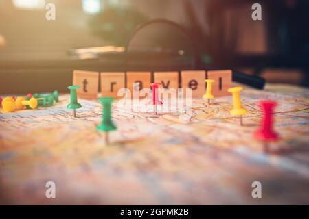 épingles sur la carte. punaise indiquant l'emplacement d'un point de destination sur une carte. Concept de plan de voyage. Banque D'Images