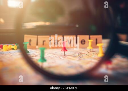 Une loupe avec des broches épinglées sur la carte. Punaise montrant l'emplacement d'un point de destination sur une carte. Concept de plan de voyage. Banque D'Images