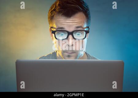 L'homme en face d'un ordinateur portable Banque D'Images