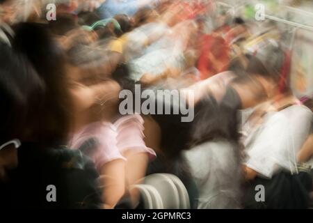 Images impressionnistes des navetteurs sur le Mass Transit Railway (MTR) de Hong Kong, montrant le flou de mouvement Banque D'Images