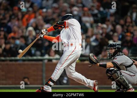 Buster Posey (28), catcher des Giants de San Francisco, frappe un double lors de la première manche contre les Diamondbacks de l'Arizona à San Francisco, le mardi 28 septembre 2021. (Image de Sport/Neville Guard) Banque D'Images