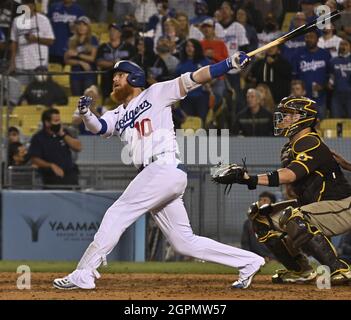Los Angeles, États-Unis. 29 septembre 2021. Le mercredi 29 septembre 2021, Justin Turner de Los Angeles Dodgers frappe une double au fond du huitième repas contre les San Diego Padres au Dodger Stadium de Los Angeles. Les Dodgers battit les Padres 11-9. Photo de Jim Ruymen/UPI crédit: UPI/Alay Live News Banque D'Images
