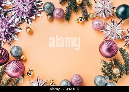 Cadre rond de Noël fait de décorations brillantes et de boules Banque D'Images