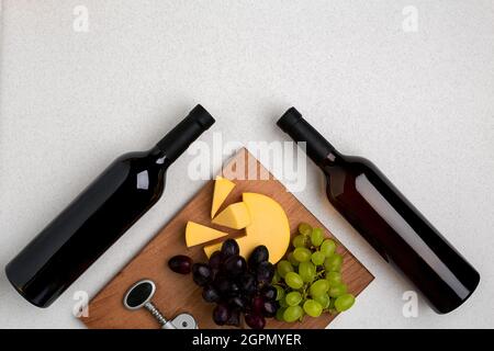 Bouteilles de vin rouge et blanc sur fond blanc depuis la vue de dessus Banque D'Images