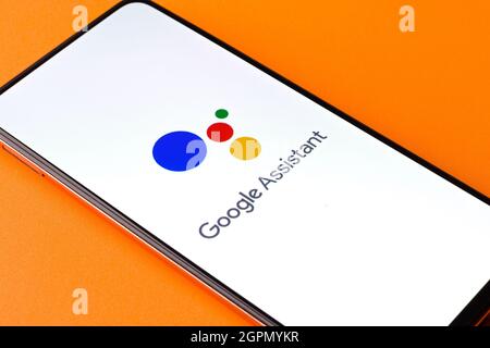 West Bangal, Inde - 28 septembre 2021 : logo Google Assistant sur l'image de stock d'écran du téléphone. Banque D'Images