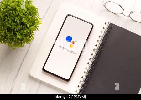 West Bangal, Inde - 28 septembre 2021 : logo Google Assistant sur l'image de stock d'écran du téléphone. Banque D'Images