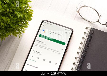 West Bangal, Inde - 28 septembre 2021 : logo Google Assistant sur l'image de stock d'écran du téléphone. Banque D'Images