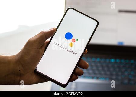 West Bangal, Inde - 28 septembre 2021 : logo Google Assistant sur l'image de stock d'écran du téléphone. Banque D'Images