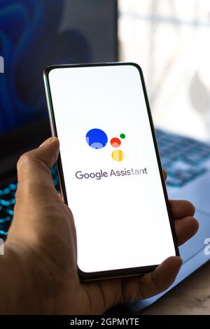 West Bangal, Inde - 28 septembre 2021 : logo Google Assistant sur l'image de stock d'écran du téléphone. Banque D'Images